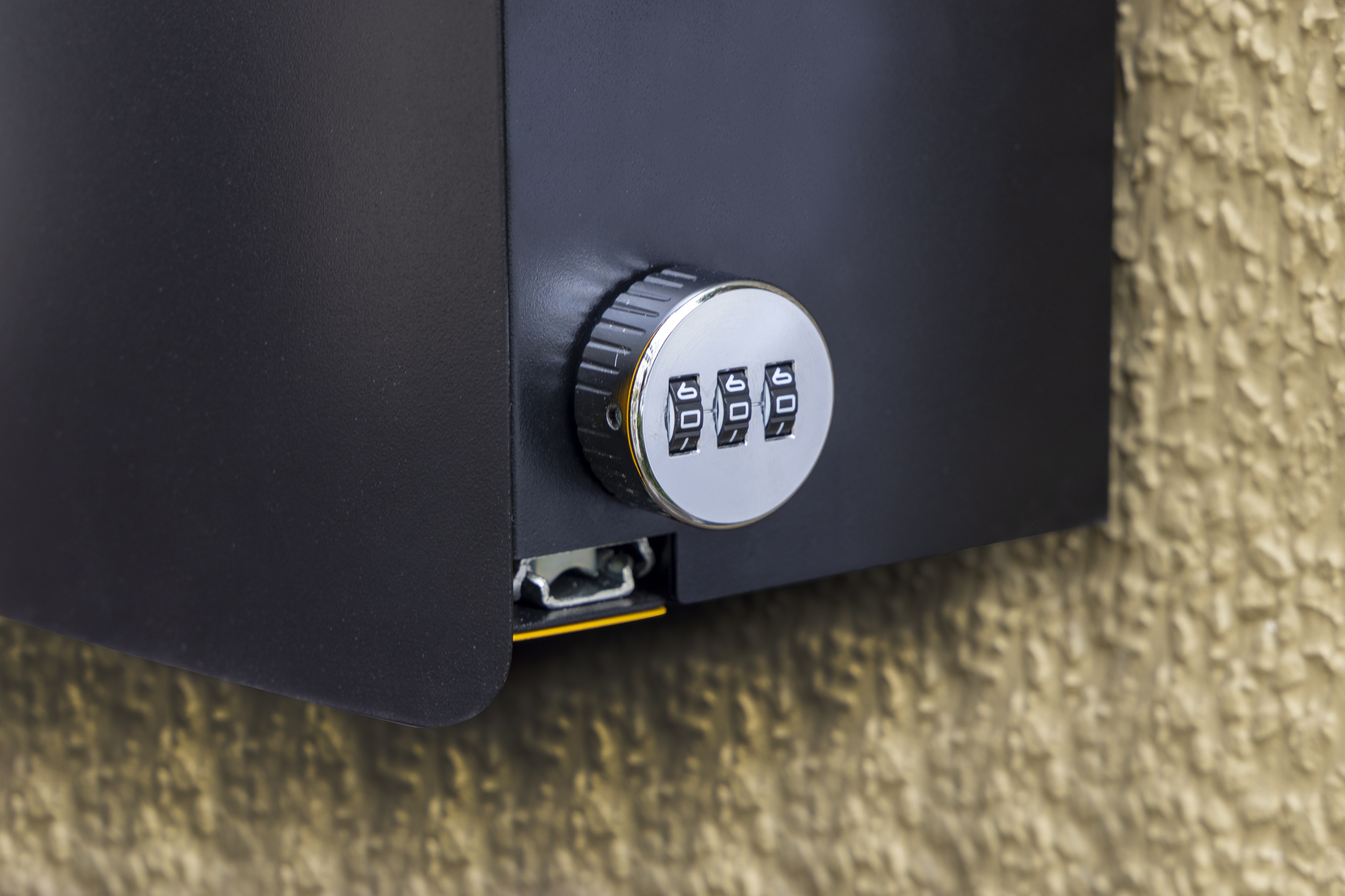 アパートの建物のメールボックス